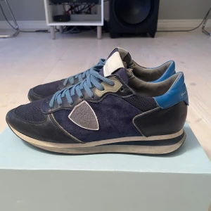 Phillipe Model TRPX - Phillipe model TRPX Low Man. Mörkblå Phillipe model skor. 8/10 skick. Stilrena skor för våren i storlek 43. Originalbox ingår.