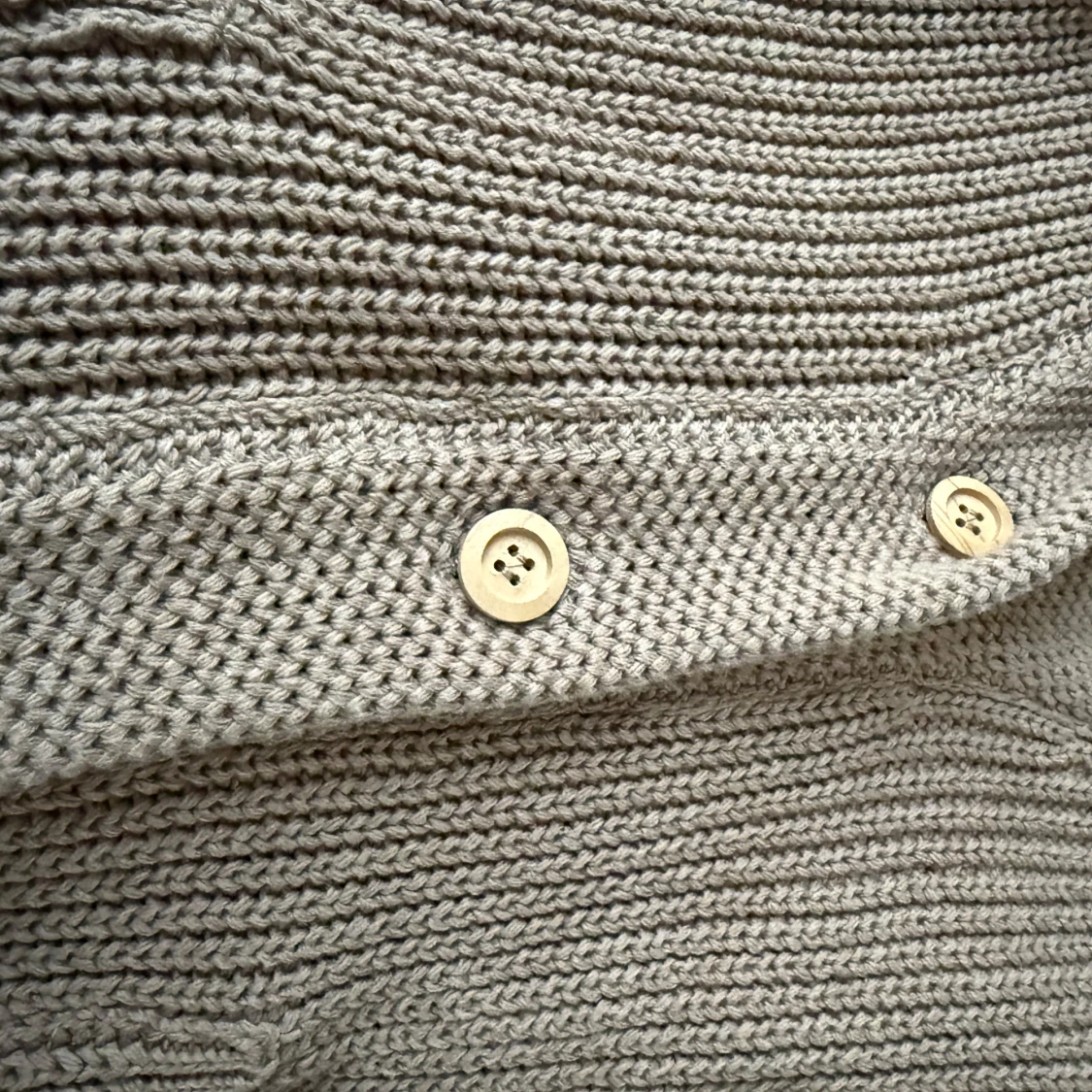 Beige/brun stickad kofta med knappar - 3