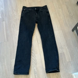 Svarta jeans från Hope - Snygga svarta Hope rush jeans (relaxed bootcut). Storlek 28 och är i nyskick. 