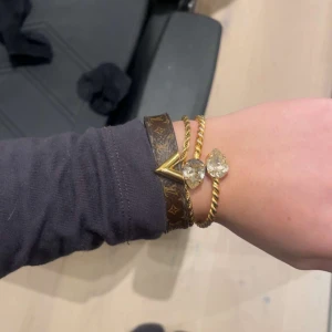 Armband från Louis Vuitton  - Elegant  armband,  från Louis Vuitton med klassiskt monogrammönster. Perfekt för att ge en lyxig touch till din stil.