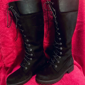 Svarta stövlar från Timberland - Snygga svarta stövlar från Timberland i skinn med snörning framtill. Perfekta för höst och vinter med en robust sula för extra grepp. Tillverkade i Vietnam och designade för kvinnor. Nyskick! Sparsamt använda. Inköpta 1799kr 