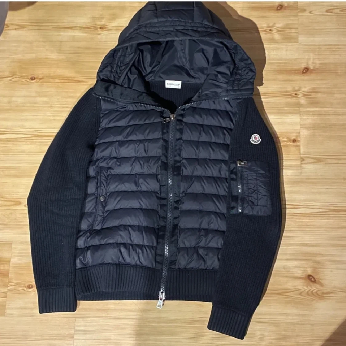 Svart pufferjacka från Moncler