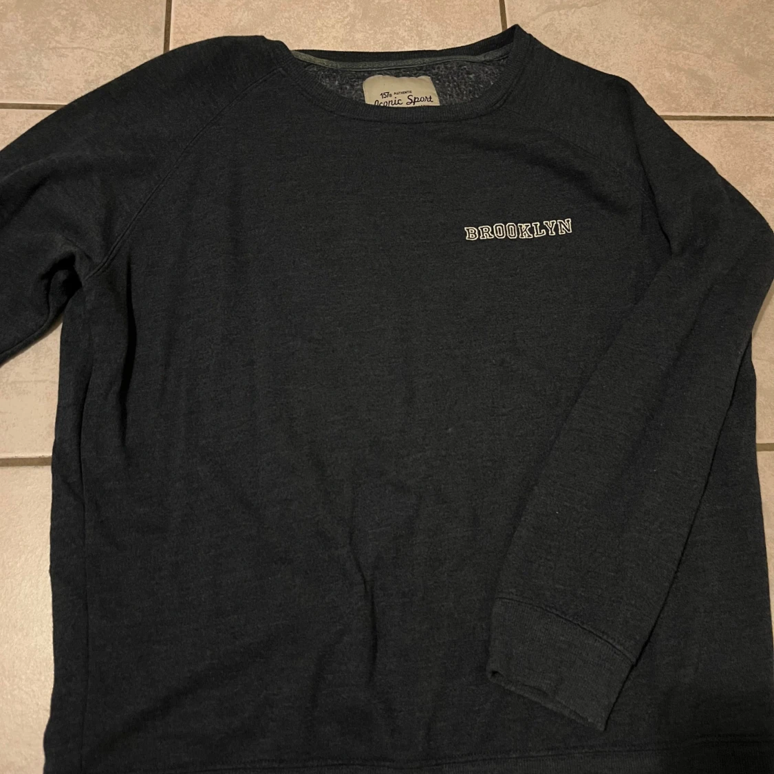 Mörkblå tröja  - 1