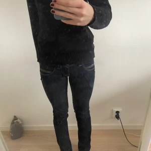 Pepe jeans mörkblå - Snygga mörkblå jeans med raka ben och låg midja. De har dubbla knappar och dragkedja framtill. Perfekta för en avslappnad stil.                                                                    Dragkjedjan gick sönder men den är fixad med en ny starkare. Köpta för 1100kr. Använda ett fåtal gånger.