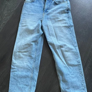 Ljusblå jeans från Gina Tricot - Säljer ett par ljusblå jeans från Gina Tricot i modellen Premium Denim. De har en klassisk femficksdesign och en bekväm passform. Perfekta för en avslappnad stil.
