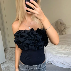 Svart off shoulder body - Säljer denna svarta off shoulder bodyn. Helt oanvänd. Har du någon fråga är det bara att höra av dig🫶🏻