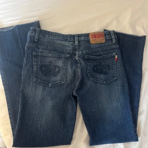 Jättesnygga bootcut Viktoria Beckham jeans - Hej! Jag säljer dessa byxorna från Viktoria Beckham då de var för små för mig. Märket på baksidan är dragen av någon annan då jag fyndade dem på second hand, men som nu ser är det ändå mycket märkbart. Midjebredd: 38cm Innerbenslängd: 75cm. Längden satt bra på mig som är 165-167 cm lång. Däremot sitter jeansen lite tajt i midjan på mig som brukar vara 38 i jeans.