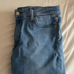 Replay jeans  - Snygga blå jeans från Replay, riktigt bra passform  och är perfekta för en avslappnad stil. Märkeslogga på baksidan ger en extra touch. Storlek 31/30 killen på bilden är ungefär 172 men byxorna passar även nån som är längre skick 9/10