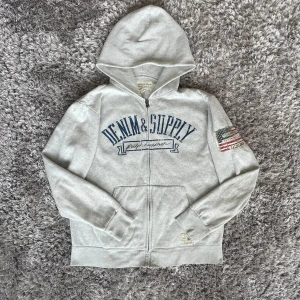 Ralph Lauren Denim & Supply Zip Hoodie - Säljer denna Ralph Lauren Denim & Supply Zip Hoodien med snygga slitningar | Användt men fortfarande grymt skick | Strl: M | Hör av dig vid minsta fundering :)