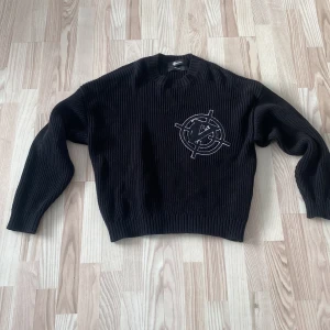 Svart stickad tröja från Vicinity - Säljer en svart stickad tröja från Vicinity. Aldrig använd. Nypris 900. Har någon osynlig fläck på armen