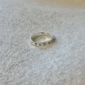Silver ring - US storlek 5/5.5, diameter cirka 15.5–16 mm, omkrets cirka 48.7–50.2 mm.  Blanda och matcha dina favoriter! Köp flera artiklar tillsammans för rabatt och spara på frakten.  #silver #ring #vintage #smycken #klassisk