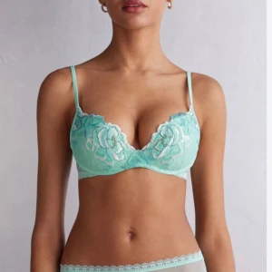 Intimissimi bh - Intimissimi bh från slutsålda kollektionen Emerald flower i modellen Gioia. Storlek 75C, köpte utan att prova och han klippa lappar innan jag insåg att den är alldeles för liten, skulle säga att den passar 75B. Trosorna stl S är inte provade men eftersom lapparna är klippta känns de inte rätt att ta extra betalt för dom så köpare får välja själv om dom vill ha dom gratis till BHn! BH är köpt för 499