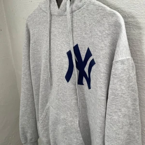 New York Yankees Hoodie - Säljer denna gråa New York Yankees Hoodie då den tyvärr är för liten. Inga skavanker! DM för frågor eller fler bilder!
