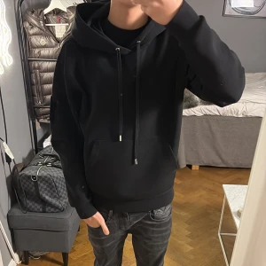 Mackage hoodie - Svart Mackage hoodie köpt på Nk för fyra tusen kronor och använd med försiktighet. Hoodien är storlek M men sitter som en S/M väldigt bra skick och extremt sällsynt då Nk tagit bort den ur deras sortiment.