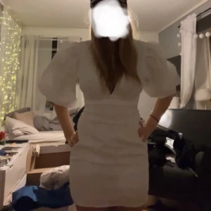 Vit kortklänning med puffärmar, / student / finklänning från Showpo  - Säljer den slutsålda populära finklänningen från Showpo, perfekt för student eller annat fint tillfälle 🩷 har en i strl Xs/34 och en i S/36 , helt oöppnade och fortfarande i förpackningen de kom i. Kom med bud☺️