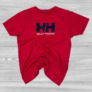 Helly Hansen T-Shirt - Snygg röd t-shirt från Helly Hansen med stort HH-tryck på bröstet. Perfekt för en casual look. Tillverkad i mjukt material för extra komfort.