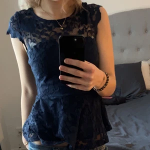 Blus - Säljer en mörkblå blus från Gina Tricot 💕