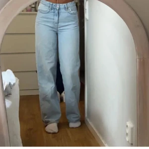 Ljusblå jeansbyxor - Snygga ljusblå jeansbyxor från 157 med hög midja och en avslappnad passform. Byxorna har en klassisk femficksdesign och raka ben som ger en tidlös stil. Perfekta för en casual look.