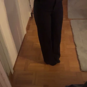 Svarta kostymbyxor från Madlady - Snygga svarta byxor från Madlady med en elegant och stilren design. Byxorna har en medelhög midja och en rak passform.