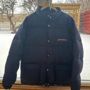 Mörkblå dunjacka från Polo Ralph Lauren - Säljer en mörkblå dunjacka från Polo Ralph Lauren.