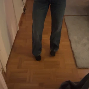 Blå jeans från Weekday - Säljer ett par blå jeans från Weekday i modellen Arrow Low Straight. Nyskick då de endast är använda 1 gång.