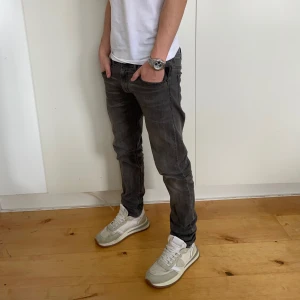 Grå replay jeans  - Snygga replay jeansbyxor med en slim passform. Perfekta för en stilren look. De har en klassisk design med dragkedja och knappar. Skick 7.5/10 Modellen är 173 