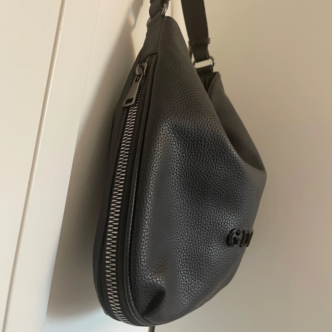 Svart axelväska från Guess - 1