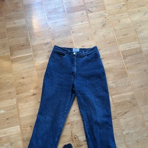 Mörkblå jeans från Armani - Snygga mörkblå jeans från Armani med klassisk femficksdesign och en stilren logga på bakfickan. Perfekta för en avslappnad men ändå stilren look. Passar bra till både sneakers och kängor. Kan diskuteta priset 