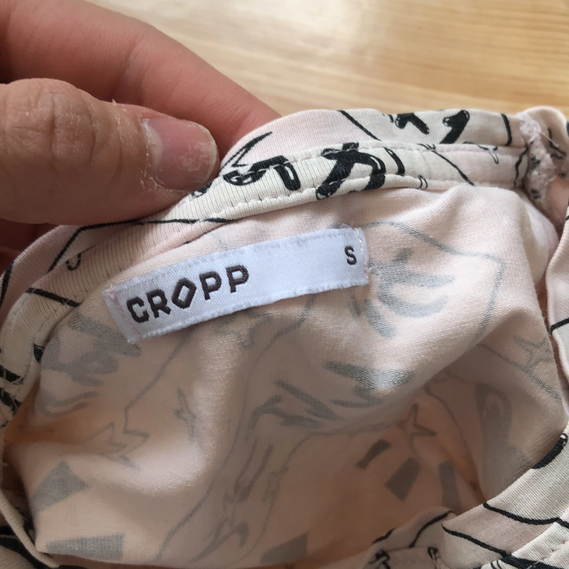 Rosa mönstrad t-shirt från Cropp - 2