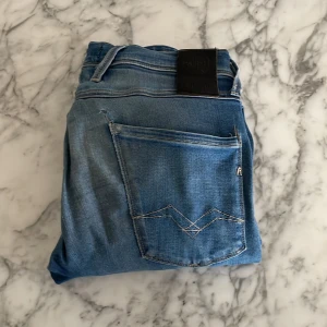 Blå jeans från Replay - Hej! Jag säljer dessa riktigt feta jeans ifrån Replay i storlek w28 men passar w29/30. Jeansen är i ganska bra skick men har ett jätte litet hål på bakfickan! Hör av er om ni har några frågor!😊
