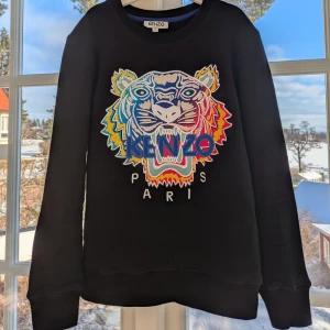 Kenzo tröja i bomull  - Snygg svart tröja från Kenzo med ett färgglatt tigerbroderi på framsidan. Tröjan är tillverkad i 100% bomull och har långa ärmar. Mycket bra skick!