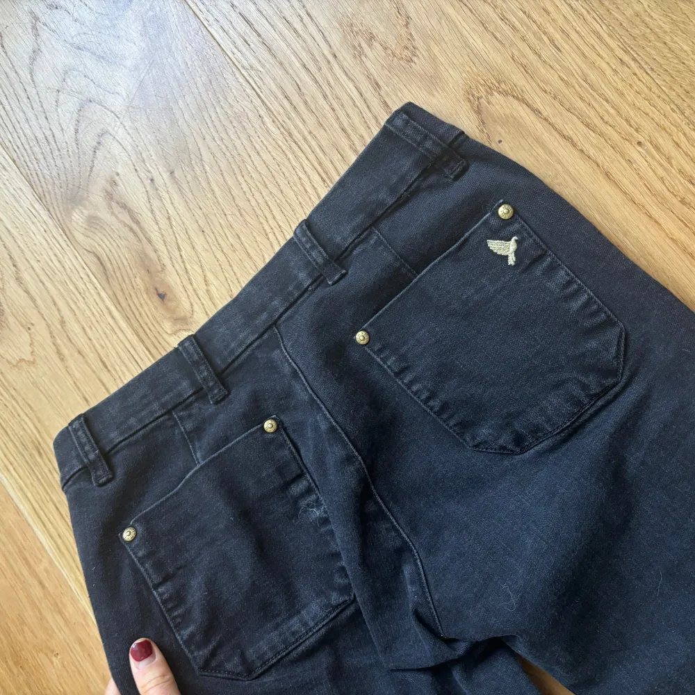 Snygga svarta bootcut jeans med låg midja från mih brukar vanligtvis ha 34/36 i jeans och jag är 173 cm lång. Dessa är i storlek 27.. Farkut & Housut.