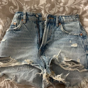 Jeans shorts  - As snygga jeans shorts från Zara som tyvärr är för små för mig