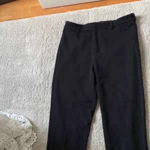 Kostymbyxor  - Väldigt bra skick! Högmidjad, väldigt stretchiga kostymbyxor fråm vero moda säljer dem för dom kom aldrig till användning💗💗