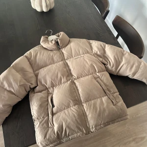 Axel Arigato Puffer Jacket - Arigato dunjacka. Jackan är använd men inga märken eller repor så i fint skick. Storlek S Kan fraktas. Nypris 4800kr