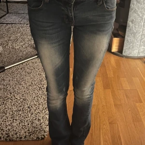 Lågmidjade bootcut jeans  - Lågmidjade bootcut jeans ifrån något italienskt märke, väldigt bra skick inga slitningar alls🩷