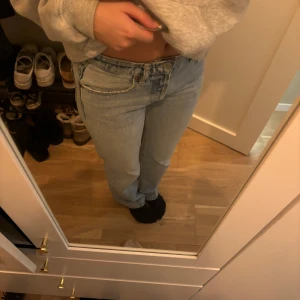 Ljusblå Jeans  - Fina jeans från Zara. Bra skick. Mid/low waist.✨ Jag är 168cm