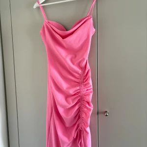 Rosa zara klänning - Jättegullig rosa klänning från Zara. Aldrig använd. 💕