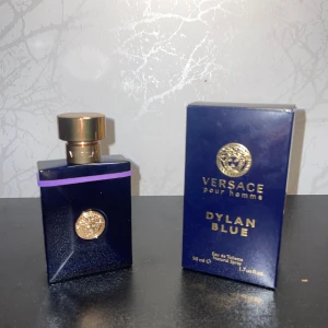 Versace Dylan Blue Pour Homme - 🔥Säljer min populära 50ml (omkring 48ml kvar, där lila bandet sitter) flaska Dylan Blue Pour Homme 🔥Boxen är lite skadad (bild 3) 🔥Nypris för 50ml är ~600kr, skriv vid intresse eller frågor! 🙌