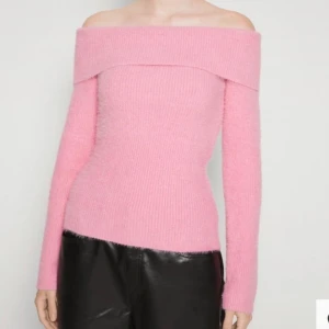 Stickad off-shoulder tröja  - rosa stickad off-shoulder tröja från Even&Odd.   Köpte på Zalando för 599kr och bara använt en gång! 