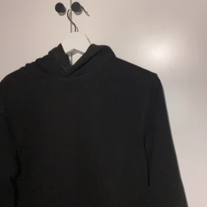 Svart hoodie från H&M  - Svart hoodie, från h&m, bra kvalitet 