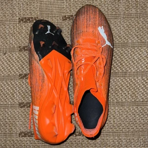 Puma ultra - Säljer dessa helt fräscha puma ultra, inte något som är sönder på skorna, använda 2-3 träningar bara, säljer dom pågrund av att de inte passar mig och vill bara bli av me de. Tveka inte på att höra av dig 