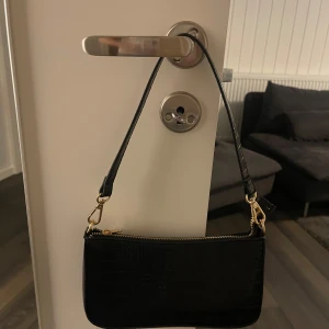 Handväska - Säljer svart hanväska i fint skick