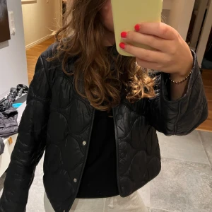Quiltad jacka - Svart jättefin jacka från mango i jättebra skick💕💕