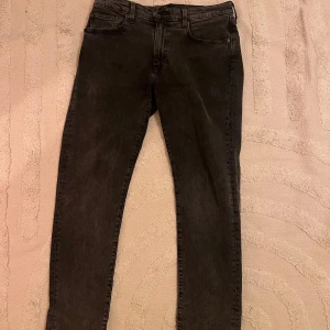 Svarta Levis 502 Jeans  - Säljer mina svarta Levis 502 Jenas W33 L32 till ett bra pirs, använda fåtal gånger.  Nypris 1149 - Mitt pris 599. Om ni har några frågor är de bara att skriva!!!!