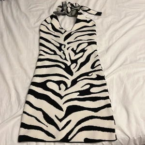 Klänning från Ginatricot  - En vitt och svart klänning från ginatrictot har inte använt så den är i helt nytt skick 
