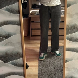 Levi’s 568 STAY LOOSE - Levis 568 stay loose i färgen dark black i NYSKICK.  Nypris 1300kr, Mitt pris 900kr.