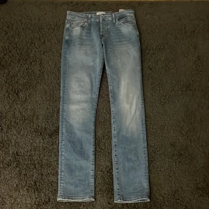 Jack and Jones jeans Slim Glenn  - Säljer mina ljusa jeans från Jack and Jones eftersom ja inte använder längre. Modellen heter Slim Glenn Skick 9/10. Skön passform. Skriv för mer bilder eller info 