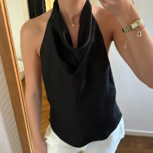 Zara topp - Så söt satintopp med öppen rygg. Storlek S!