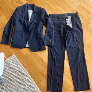 Kostym Massimo Dutti - Marinblå kostym i mycket bra skick. Storlek 42 